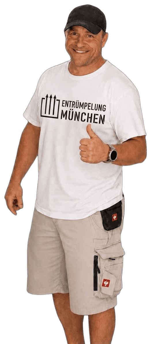 Mitarbeiter von Entrümpelung München im Team-Shirt mit Daumen nach oben