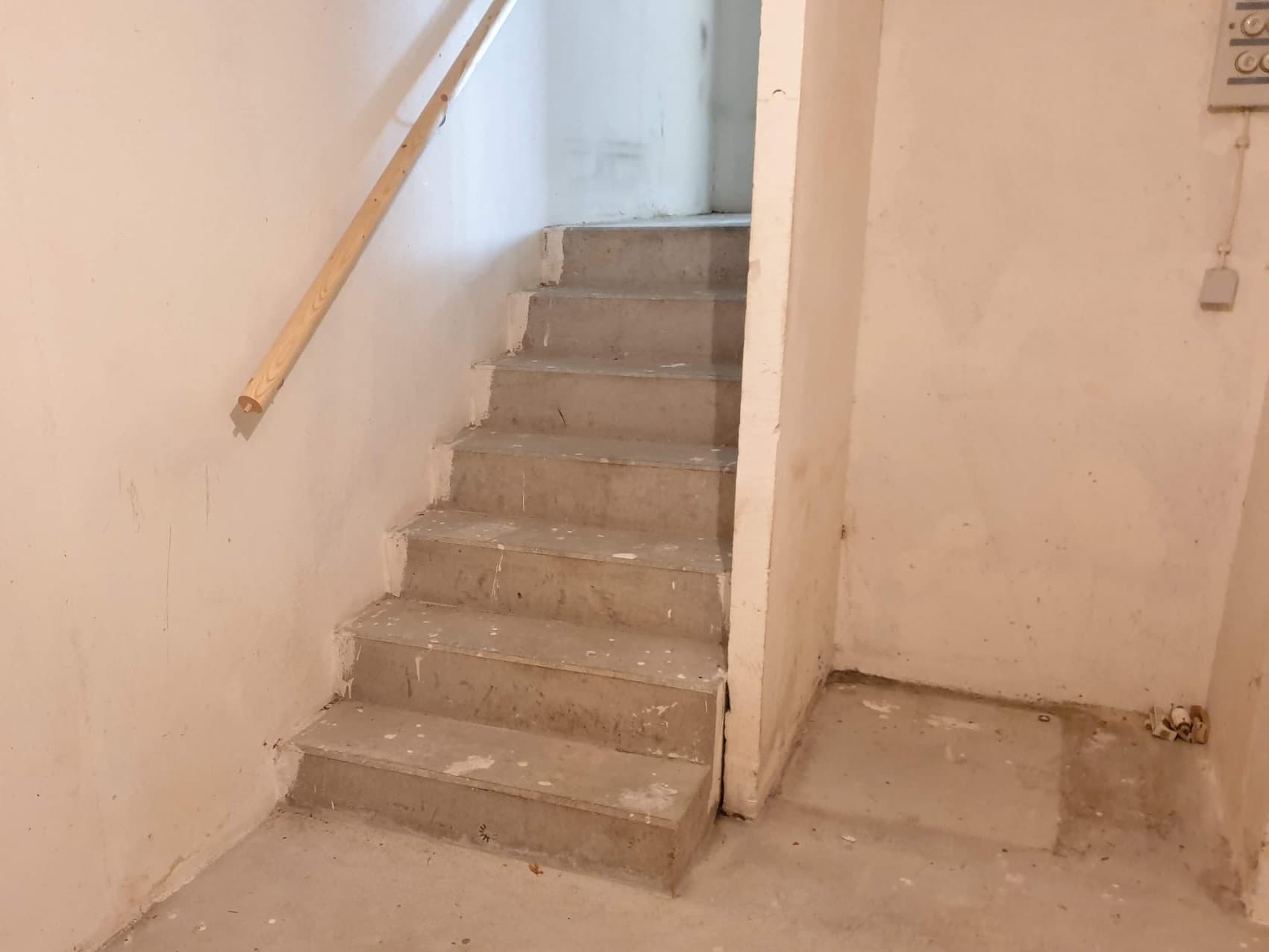 Treppenhaus & Bad gefliest — Vorher